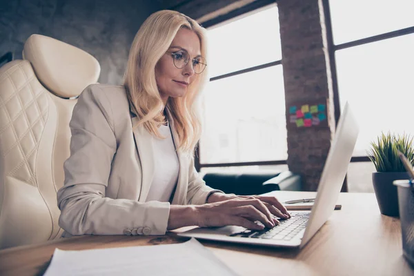 Basso sotto angolo vista foto di programmatore concentrato che lavora sullo sviluppo di software innovativo presso l'ufficio della sua società — Foto Stock