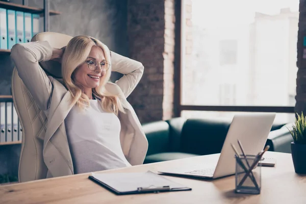 Foto van opgewonden vrolijke extatische vrouw werken in de voorkant van haar laptop met project afgerond en salaris ontvangen op basis van jaarlijkse inkomen — Stockfoto