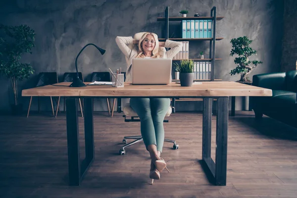 Foto van vrolijke vrolijke positieve bedrijfsleider baas dragen hakken schoenen bril houden hoofd met handen genieten van haar vrije tijd op het werk — Stockfoto