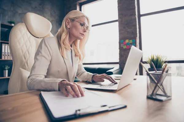 Bajo el ángulo de abajo ver la foto de pensamiento pensativo enfocado empresario jefe equipo de programadores que trabajan en el nuevo documento de comparación de gran proyecto —  Fotos de Stock