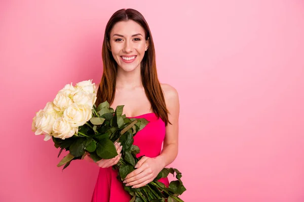 Πορτρέτο της αυτή ωραία ελκυστική όμορφη χαριτωμένο όμορφο θηλυκό όμορφη χαρούμενα χαρούμενα καστανά μαλλιά κορίτσι κρατώντας σε χέρια λευκά τριαντάφυλλα απομονώνονται σε ροζ παστέλ χρώμα φόντο — Φωτογραφία Αρχείου