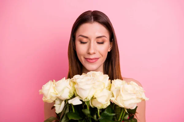 Κοντινό πλάνο πορτρέτο της αυτή ωραία ελκυστική όμορφη γοητευτική θηλυκή γοητευτικός ήρεμη γαλήνια καστανά μαλλιά κορίτσι κρατώντας σε χέρια μυρίζοντας λευκά τριαντάφυλλα απομονώνονται σε ροζ παστέλ χρώμα φόντο — Φωτογραφία Αρχείου