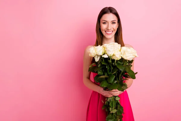 Πορτρέτο της αυτή ωραία εμφάνιση ελκυστική όμορφη γοητευτικό χαριτωμένο αξιαγάπητο θηλυκό χαρούμενο χαρούμενο χαρούμενο κορίτσι κρατώντας στα χέρια λευκά τριαντάφυλλα απομονώνονται σε ροζ παστέλ χρώμα φόντο — Φωτογραφία Αρχείου