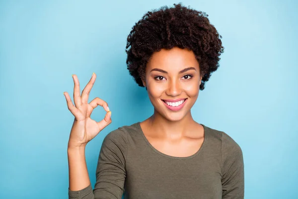 Foto av charmiga söta fina positiva söt söt svart ungdom visar dig ok tecken visar perfekt kvalitet ler tandlöst isolerad över blå levande färg bakgrund — Stockfoto