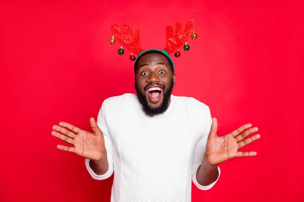 Πορτρέτο του αστεία funky καστανά μαλλιά afro Αμερικανός τύπος ουρλιάζουν wow omg ακούσει απίστευτη είδηση σχετικά με τις εκπτώσεις σεζόν Χριστούγεννα φορούν λευκό άλτης ελάφι κορδέλα κεφαλής απομονώνονται πάνω από το κόκκινο χρώμα φόντο — Φωτογραφία Αρχείου