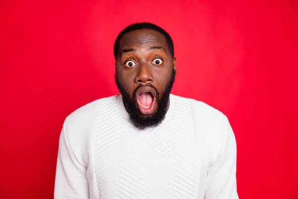 Close up zdjęcie zdumiony afrykański człowiek usłyszeć słuchać niesamowite wiadomości krzyczeć wow omg nosić biały sweter ubrania izolowane na czerwonym tle kolor — Zdjęcie stockowe