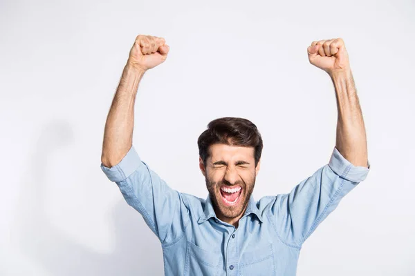 Foto di ragazzo arabo che celebra la lotteria vincendo alzando le braccia gioire urlando di sentimenti incredibili indossare camicia di jeans casual isolato colore bianco sfondo — Foto Stock