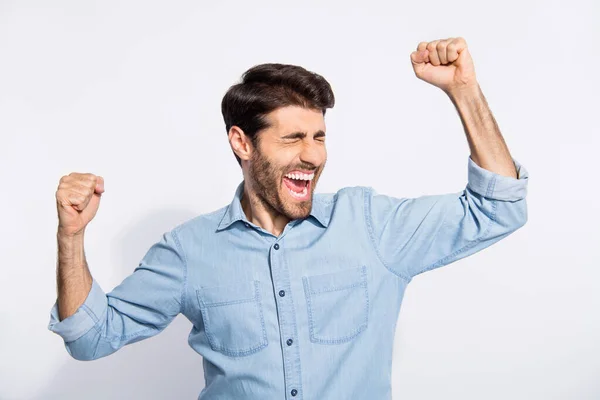 Foto de indiana cara celebrando loteria ganhando levantar braços gritando alto regozijando desgaste casual camisa jeans isolado cor branca fundo — Fotografia de Stock