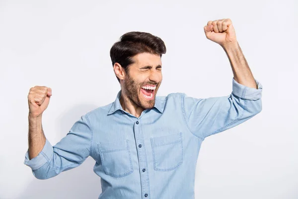 Foto di ragazzo indiano che celebra la lotteria vincendo alzando le braccia urlando forte esultanza usura casual camicia di jeans isolato colore bianco sfondo — Foto Stock