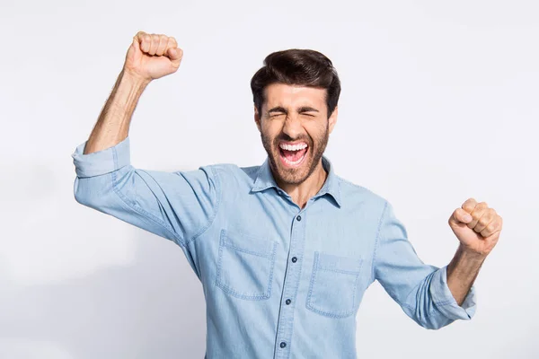 Foto di ragazzo multietnico che celebra la lotteria vincendo alzando le braccia urlando forte esultanza usura casual camicia di jeans isolato colore bianco sfondo — Foto Stock