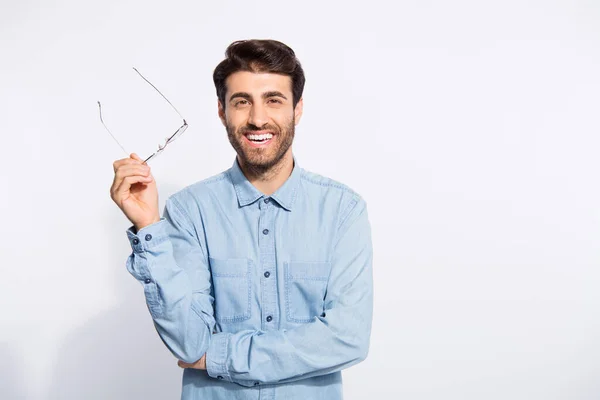 Foto di multietnico intelligente ragazzo docente tenendo specifiche in mano ascoltando gli studenti relazioni esame indossare casual camicia di jeans isolato colore bianco sfondo — Foto Stock