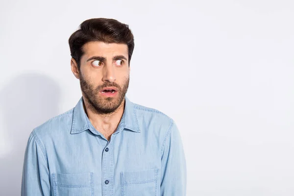 De cerca la foto de tipo multiétnico increíble mirando lado espacio vacío no creo ojos situación de miedo desgaste casual camisa de mezclilla aislado fondo de color blanco — Foto de Stock