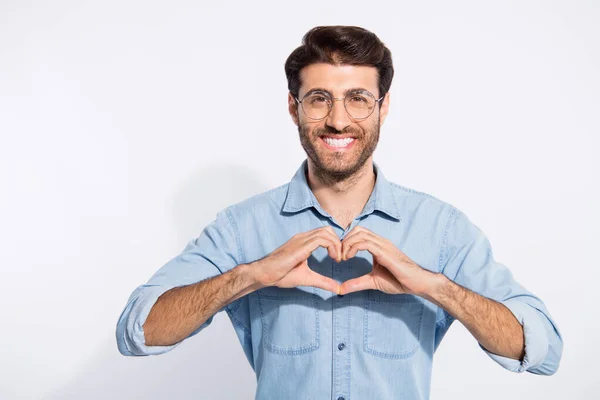 아라비아 남자가 웃으며 눈물을 글썽거리며 마음의 모습을 만들고 있는 사진 손가락 로맨스 데이트 초대를 하고 있는 모습 — 스톡 사진
