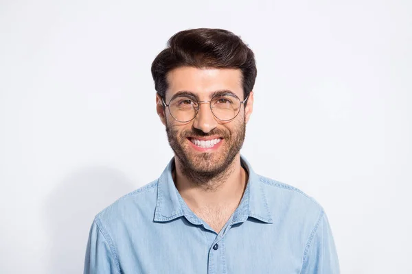 Zdjęcie niesamowite arabski biznes facet toothy belki uśmiech gotowy do pracy nosić specyfikacje casual dżinsowa koszula odizolowany biały kolor tło — Zdjęcie stockowe
