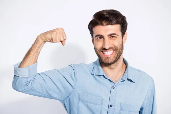 Jetzt bin ich stärker als gestern. Foto von erstaunlichen gut aussehenden Kerl Arm zeigt perfekte Bizeps tragen lässige Jeanshemd isoliert weiße Farbe Hintergrund — Stockfoto