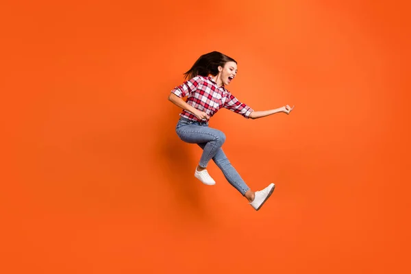 Longitud completa tamaño del cuerpo foto de descuidado alegre chica activa saltando encima de la imagen que toca instrumento musical aislado color brillante fondo —  Fotos de Stock