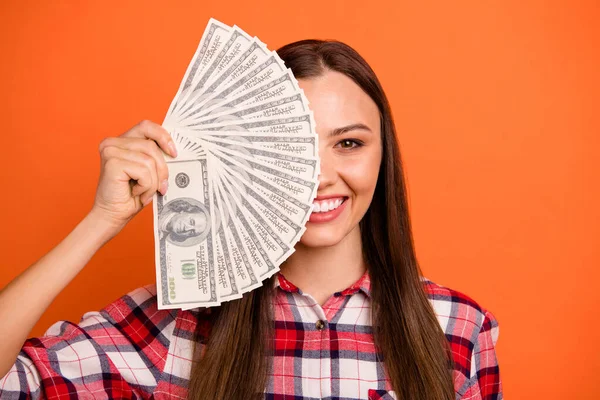 Closeup foto retrato de menina alegre segurando dinheiro em mãos fechando rosto isolado sobre fundo de cor brilhante — Fotografia de Stock
