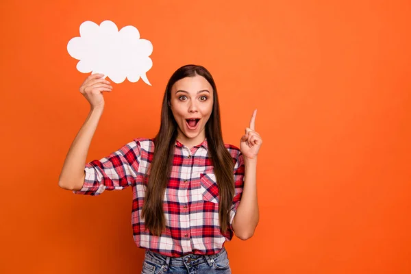 Fechar a foto de muito alegre animado agradável pensamento otimista menina feliz ter grande ideia mostrando indicador acima isolado fundo de cor brilhante — Fotografia de Stock