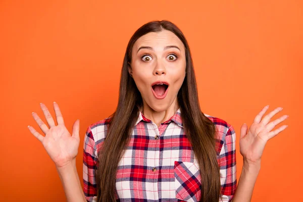 Close-up foto portret van emotionele vrolijke vreugde heerlijk blij millennial dame het krijgen van grote cadeau het dragen van rode ruitjes outfit met goede stemming geïsoleerde levendige achtergrond — Stockfoto