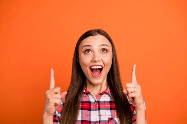 Närbild porträtt av henne hon trevlig attraktiv galen glad glad glad glad rakhårig flicka pekar två pekfingrar tittar upp svart fredag isolerad på ljusa levande glans levande orange färg bakgrund — Stockfoto