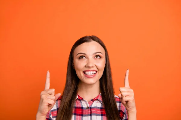 Detailní záběr portrét ji hezká atraktivní obsah veselá radost rovný-vlasy dívka ukazující dva ukazováčky nahoru reklama izolované na jasném živém záblesku zářivé oranžové barvy pozadí — Stock fotografie