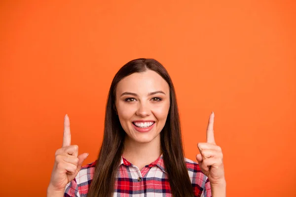 Primer plano retrato de ella ella agradable atractivo contenido encantador alegre alegre recta de pelo chica señalando dos precursores hasta el anuncio aislado en brillante brillo vivo vibrante fondo de color naranja —  Fotos de Stock