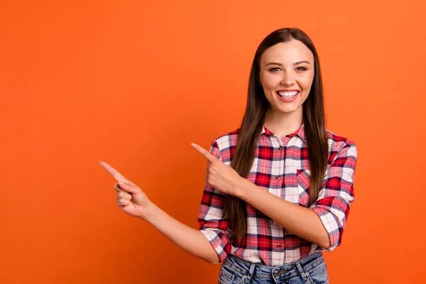 Portrait d'elle elle belle attrayante belle gaie heureuse contenu fille aux cheveux raides pointant deux index de côté publicité nouvelle isolé sur brillant vif vif fond de couleur orange vif — Photo