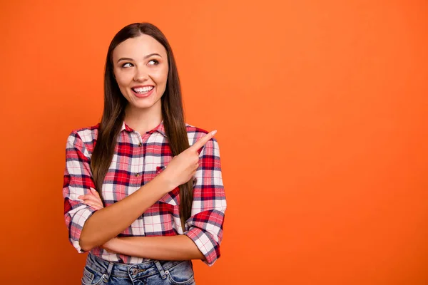 Potret dia dia bagus menarik ceria ceria indah girlish gadis lurus berambut menunjuk ke samping iklan produk baru terisolasi di cerah cerah bersinar warna latar belakang oranye bersemangat — Stok Foto