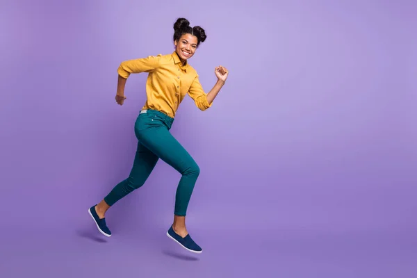 Full length profile photo of pretty dark skin lady jumping high speed rushing to finish line wear casual κίτρινο πουκάμισο παντελόνι απομονωμένο μωβ χρώμα φόντο — Φωτογραφία Αρχείου