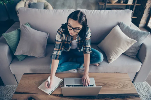 Hochwinkel-Ansicht Foto von hübschen Business Lady SMS-Notebook Kollegen zu Hause bemerken Startup-Details in Veranstalter tragen lässige Kleidung sitzen Sofa drinnen — Stockfoto