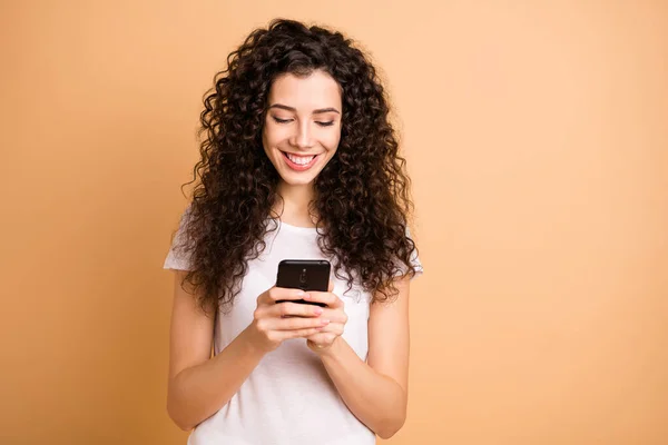 Foto de uma senhora incrível segurando telefone enviando comentários para melhor amigo blog desgaste branco casual roupas isolado bege pastel cor fundo — Fotografia de Stock