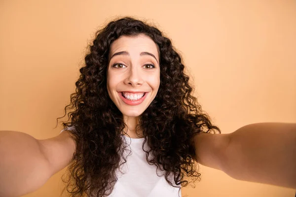 De cerca la foto de la increíble dama haciendo selfies toothy sonriente red social freelancer usar ropa blanca casual aislado beige pastel color fondo — Foto de Stock