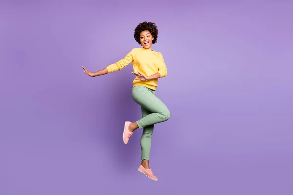 Full length photo of funky αστεία μελαχρινή σγουρά μαλλιά afro american girl dance fun on fall spring holiday free time feel candid jump wear casaul style outfit απομονωμένο βιολετί μωβ χρώμα φόντο — Φωτογραφία Αρχείου