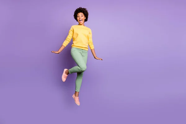 Повна фото захопленого африканського стрибка дівчаток у вихідні дні має крик воу в касаулі стиль ізольований на фіолетовому пурпуровому фоні — стокове фото