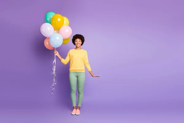 Full length φωτογραφία χαρούμενα θετικά κυματιστά μαλλιά afro american girl hold baloons δώρο για τον εορτασμό της επετείου φορούν casual στυλ στολή απομονώνονται σε βιολετί χρώμα φόντο — Φωτογραφία Αρχείου