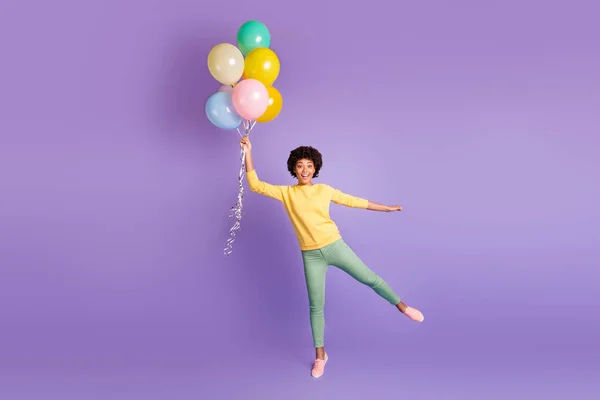 Foto de cuerpo completo de excitada chica divertida funky mantenga globos volando en el aire tratar de coger grito wow omg desgaste ropa de estilo casual aislado sobre violeta color púrpura fondo —  Fotos de Stock