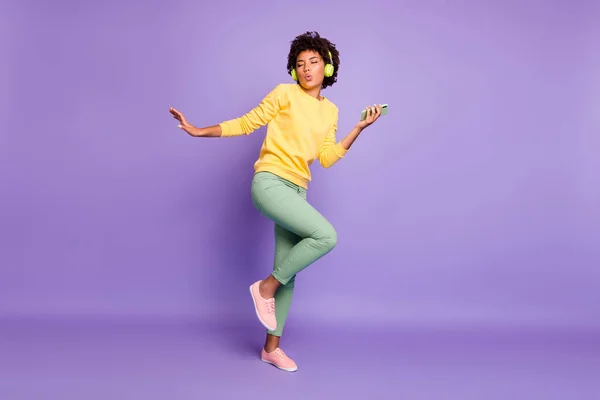 Full length body size view of nice attractive charming dreamy funky funny cheerful wavy-haired girl listening soul dancing having fun isolated over violet purple lilac pastel color background — 图库照片