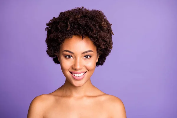 Close up foto de toothy encantador doce menina bonita de beleza pura sorrindo com seus dentes brancos brilhantes nua purificada pele macia lisa isolada sobre fundo de cor pastel roxo — Fotografia de Stock