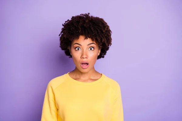 Foto de loca asombrada estupor chica bonita sin palabras asombrada por las ventas sobre terminado expresando asombrado desconcierto con la cara aislada sobre el fondo de color pastel púrpura —  Fotos de Stock