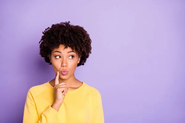 Foto de moda linda bonita atractiva ponderando milenial haciendo pucheros sus labios pensando en sus planes sobre el futuro mirando en el espacio vacío cerca aislado sobre fondo de color pastel púrpura — Foto de Stock