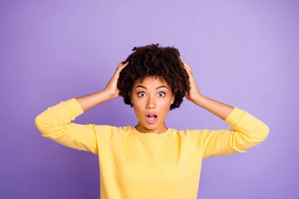 Foto di riccio ondulato spaventato spaventato bruna inorridita toccare i capelli osservandoli cadere esprimendo terribili emozioni sul suo viso sensazione di pelo isolato viola pastello colore sfondo — Foto Stock