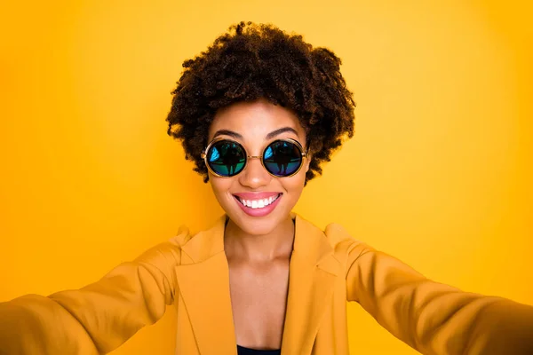 Närbild foto av positiva glada afro amerikansk flicka gör selfie känsla innehåll känslor son semester bära elegant kostym isolerad över gul färg bakgrund — Stockfoto