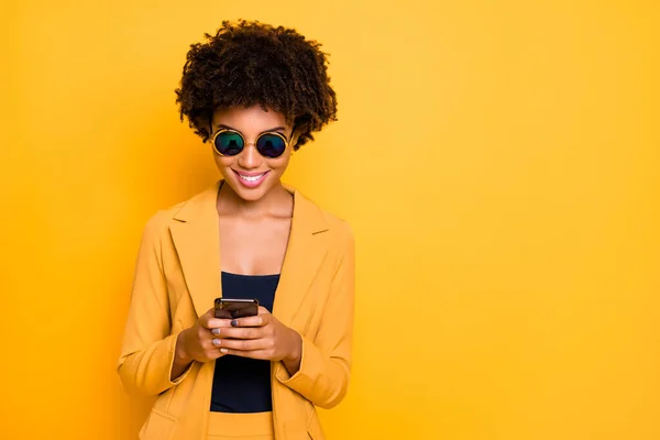 Gros plan portrait d'elle elle belle attrayant joli concentré joyeux gai accro aux cheveux ondulés fille à l'aide de la navigation cellulaire web 5g app isolé sur lumineux éclat vif fond de couleur jaune vif — Photo