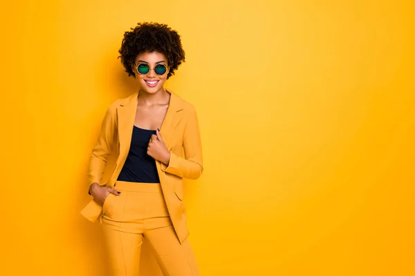 Portrét sebevědomí cool sladká hezká tmavá kůže dívka sen pocit spokojenosti výrazy nosit stylové oblečení izolované přes žlutou barvu pozadí — Stock fotografie