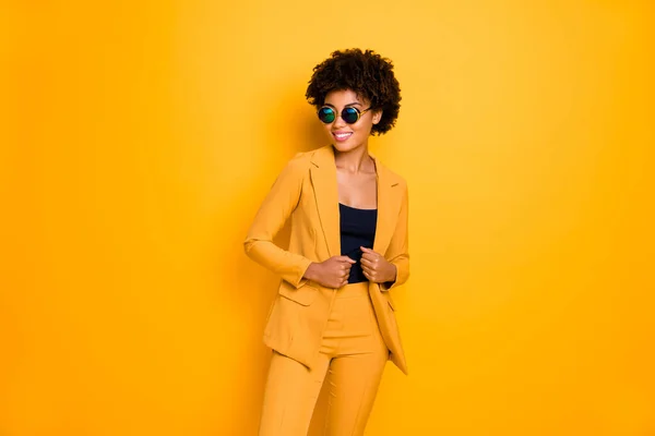 Portret atrakcyjny elegancki ciemna skóra dziewczyna słodki piękny biznes kobieta spojrzenie czuć marzycielski nosić modny strój odizolowany na żółtym tle kolor — Zdjęcie stockowe