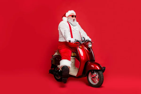 Retrato dele ele agradável barbudo alegre alegre funky Santa hipster equitação retro moped ter divertido inverno brincando isolado no brilhante brilho vívido vibrante cor vermelha fundo — Fotografia de Stock