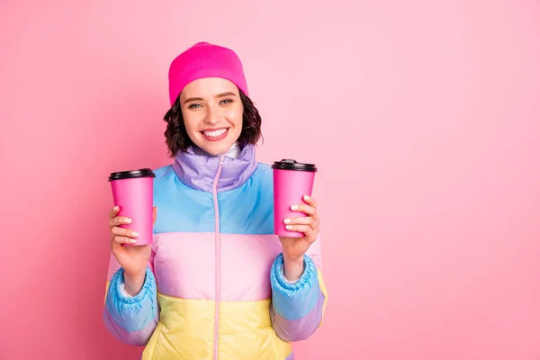 Retrato dela ela agradável atraente linda alegre menina segurando em mãos duas xícaras de take-away de chá verde isolado sobre fundo rosa — Fotografia de Stock