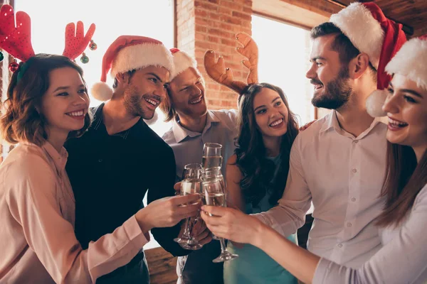 Nahaufnahme Foto erstaunt Neujahr Winter Dezember Veranstaltung sechs Mitglieder Firma Kumpels Damen er Jungs Weingläser goldenen Wein Getränke Kleider Hemden Formalwear hängen aus Loft Zimmer drinnen — Stockfoto