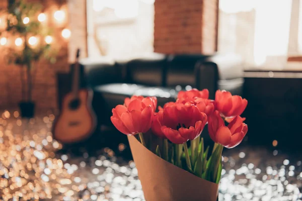 Beskuren närbild av vackra vackra röda blommor söt atmosfär tomt rum för att ha kul möte samla lyx lyxiga våren klubb resort hotell — Stockfoto