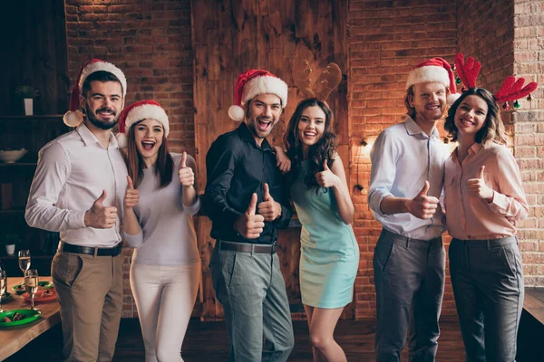 Porträt von schön attraktiv elegant fröhlich positiv ekstatisch Damen lässig formell tragen Herren umarmen Hirsch Kostüm Accessoire zeigt Daumen nach oben Ratschläge cool in Industrial Loft Interieur Zimmer — Stockfoto